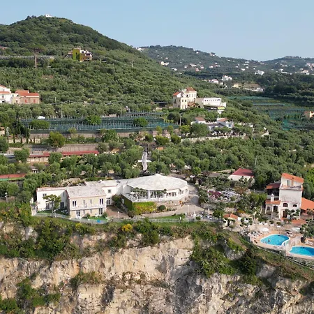 Hotel Villaggio Lubrense 3*
